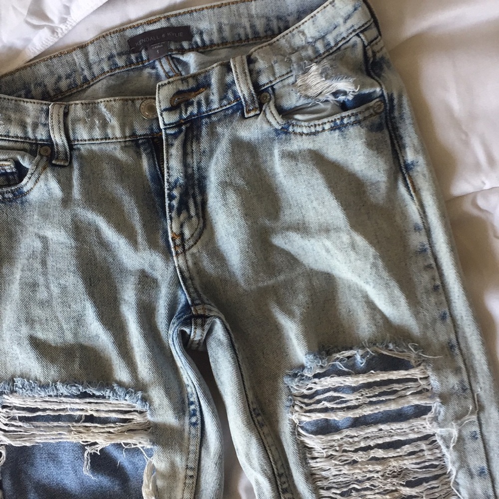 Kendall and Kylie boyfriend jeans